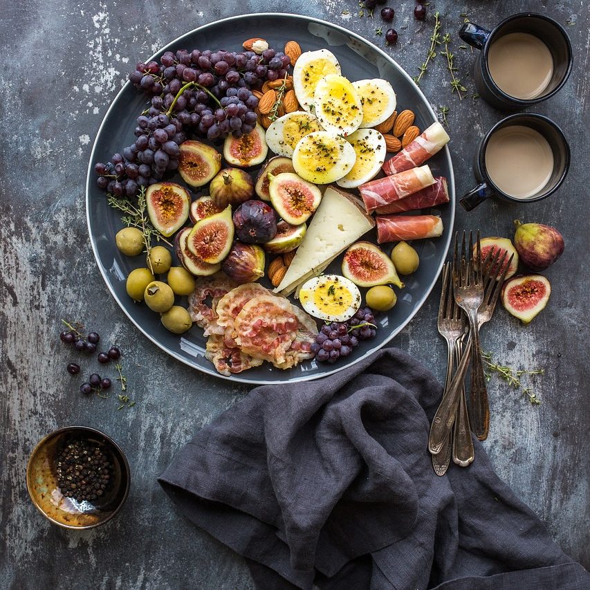 table cloth fork food fruits 2600954